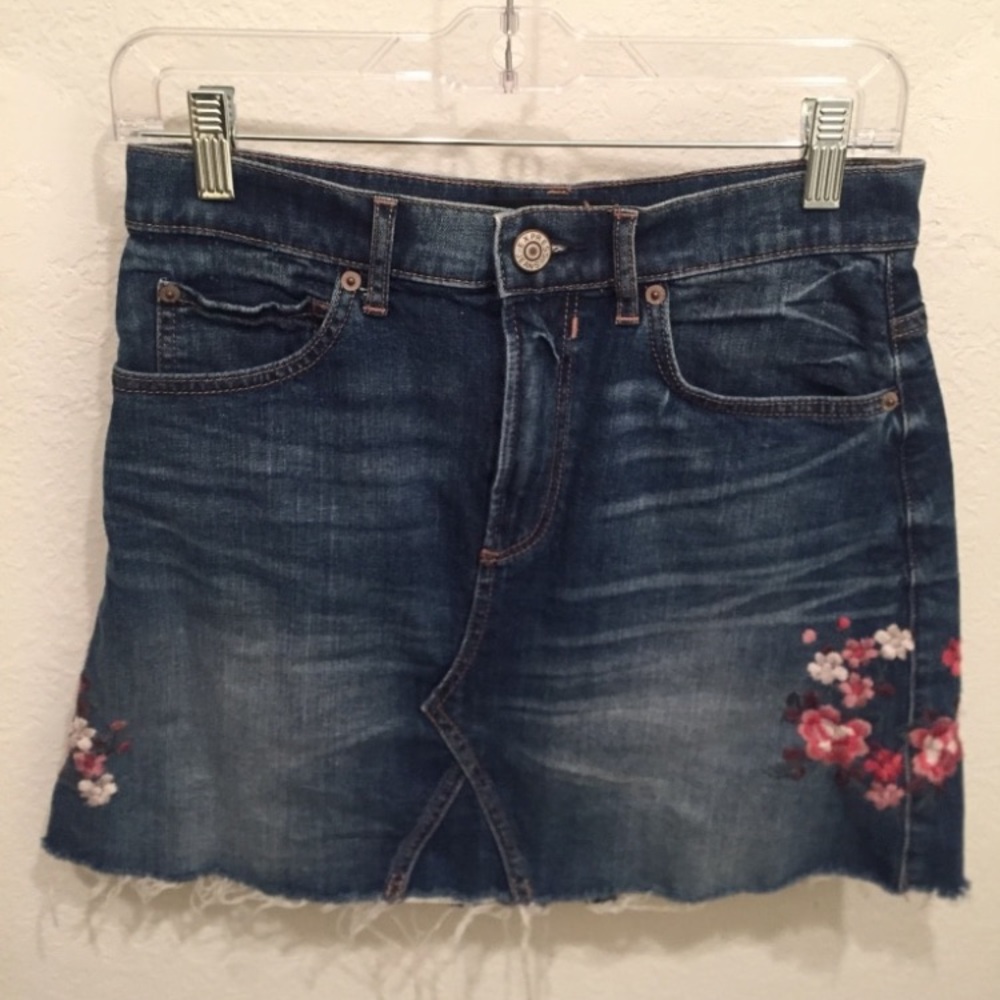 Adorable denim mini skirt with floral print